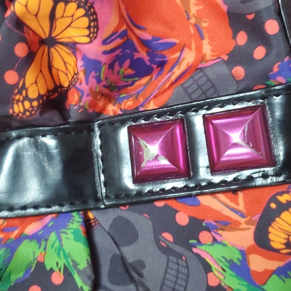 Betsy Johnson Skull with roses bag - Picture 5 of 5